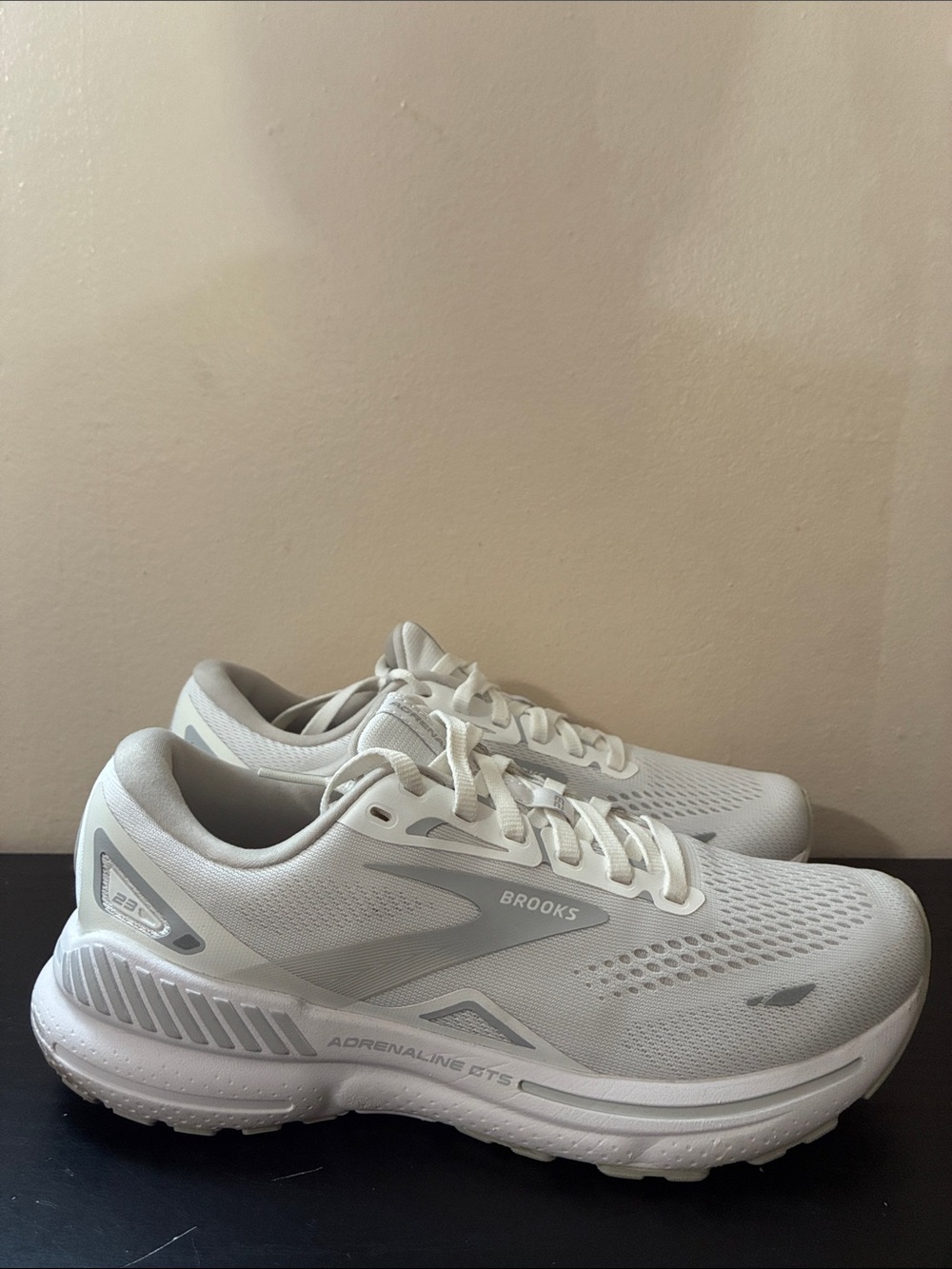 Brooks Adrenaline GTS 23 running shoes silver size 7.5 Women’s